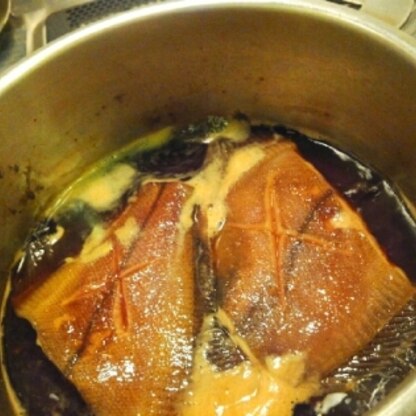 こちらは煮てるところです。
あくも取りませんでしたが
ホロホロにおいしく煮あがりました！
